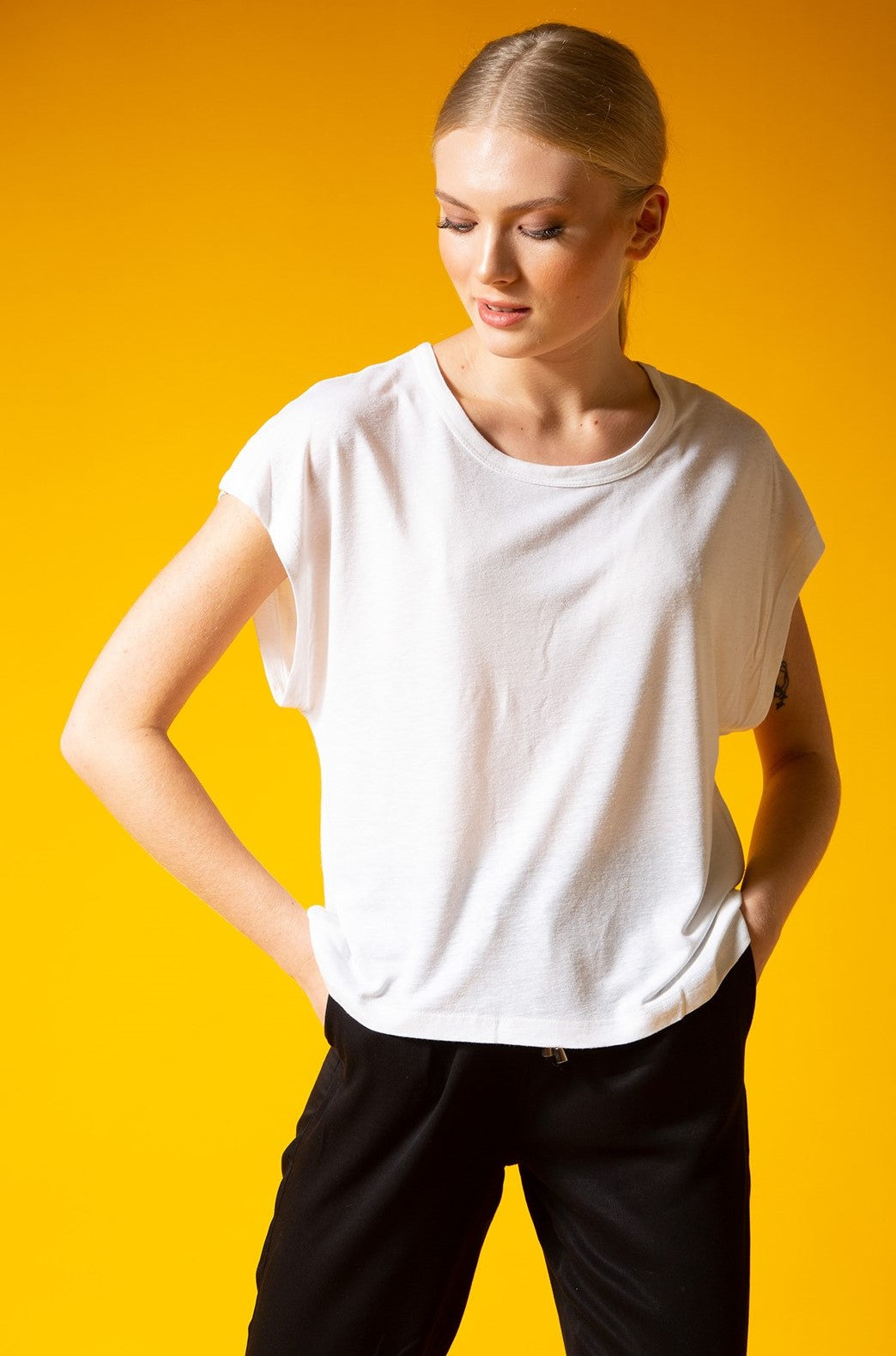 Chassca Sleeveless Viscose & Linen T-Shirt